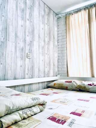 Апартаменты Opera privat room Львов Четырехместный номер с общей ванной комнатой-14