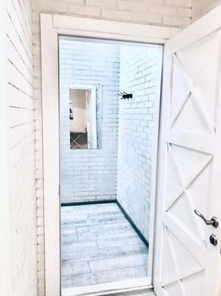 Апартаменты Opera privat room Львов Четырехместный номер с общей ванной комнатой-17